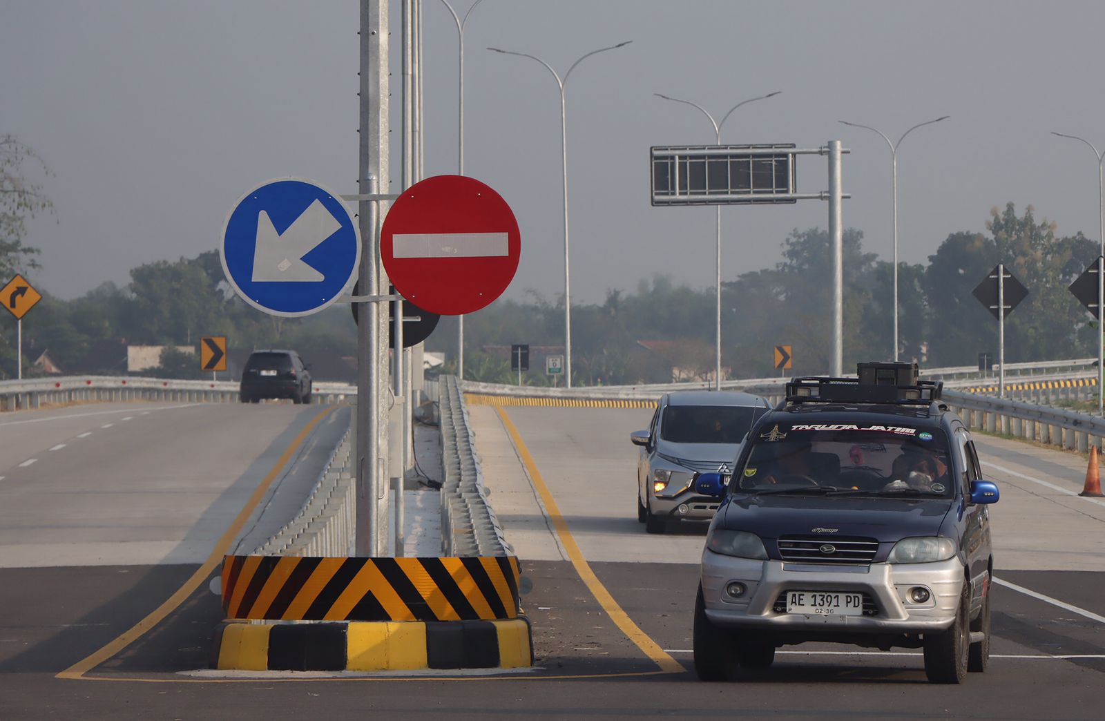 Suasana Jalan Tol Solo-Jogja segmen Klaten-Prambanan setelah dioperasikan secara penuh pada hari pertama