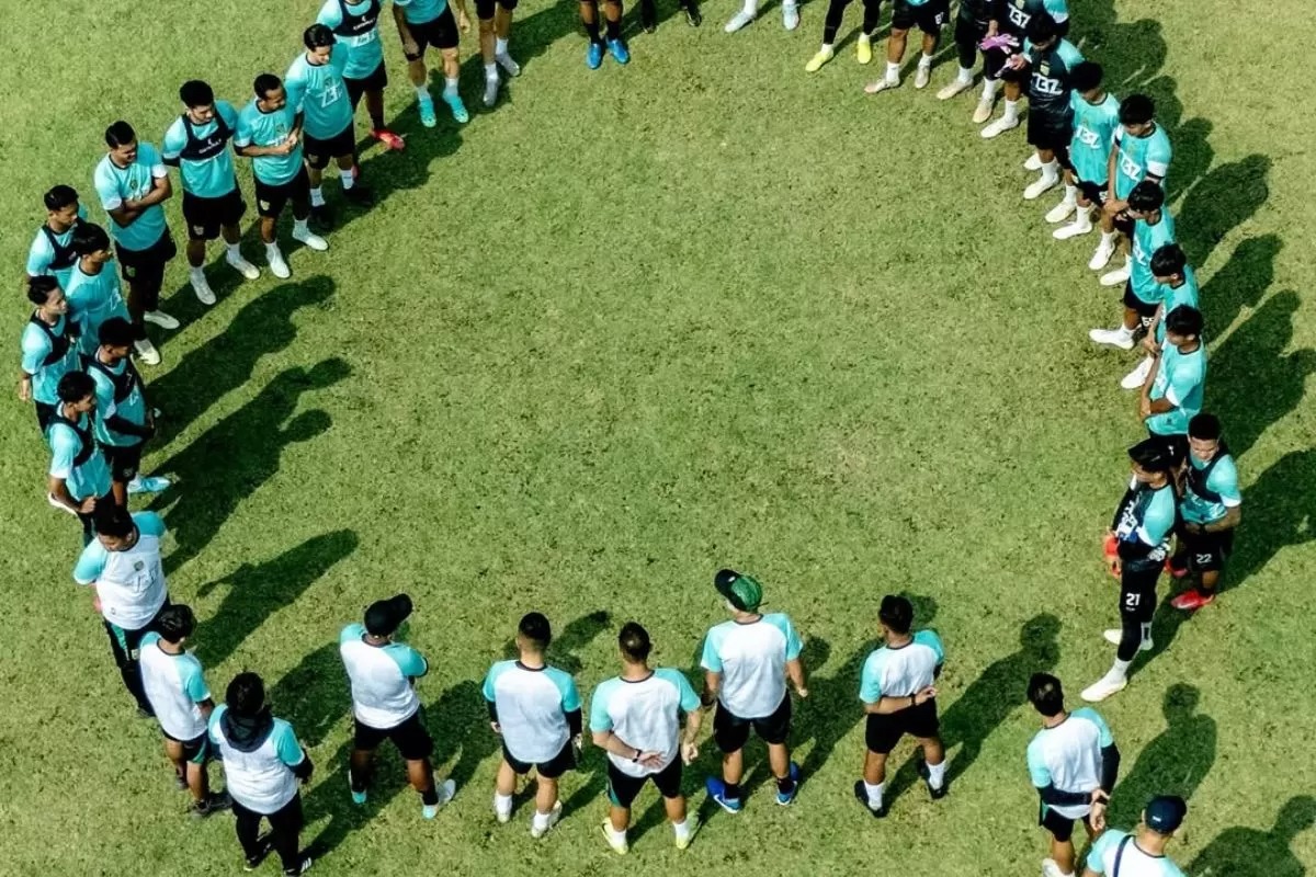 Bonek ingatkan Persebaya Surabaya harus fokus Liga 1 usai tak bermain di ASEAN Club Championship 2025/2026.