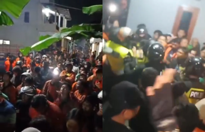 Massa ojek online saat menggeruduk rumah