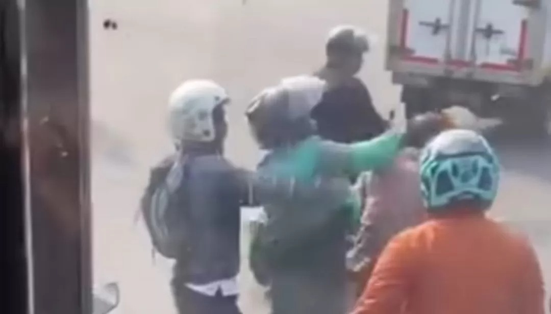 Keributan antara driver ojol dan supir Transjakarta di Jalan Raya S. Parman terekam dalam video dan viral di media sosial.