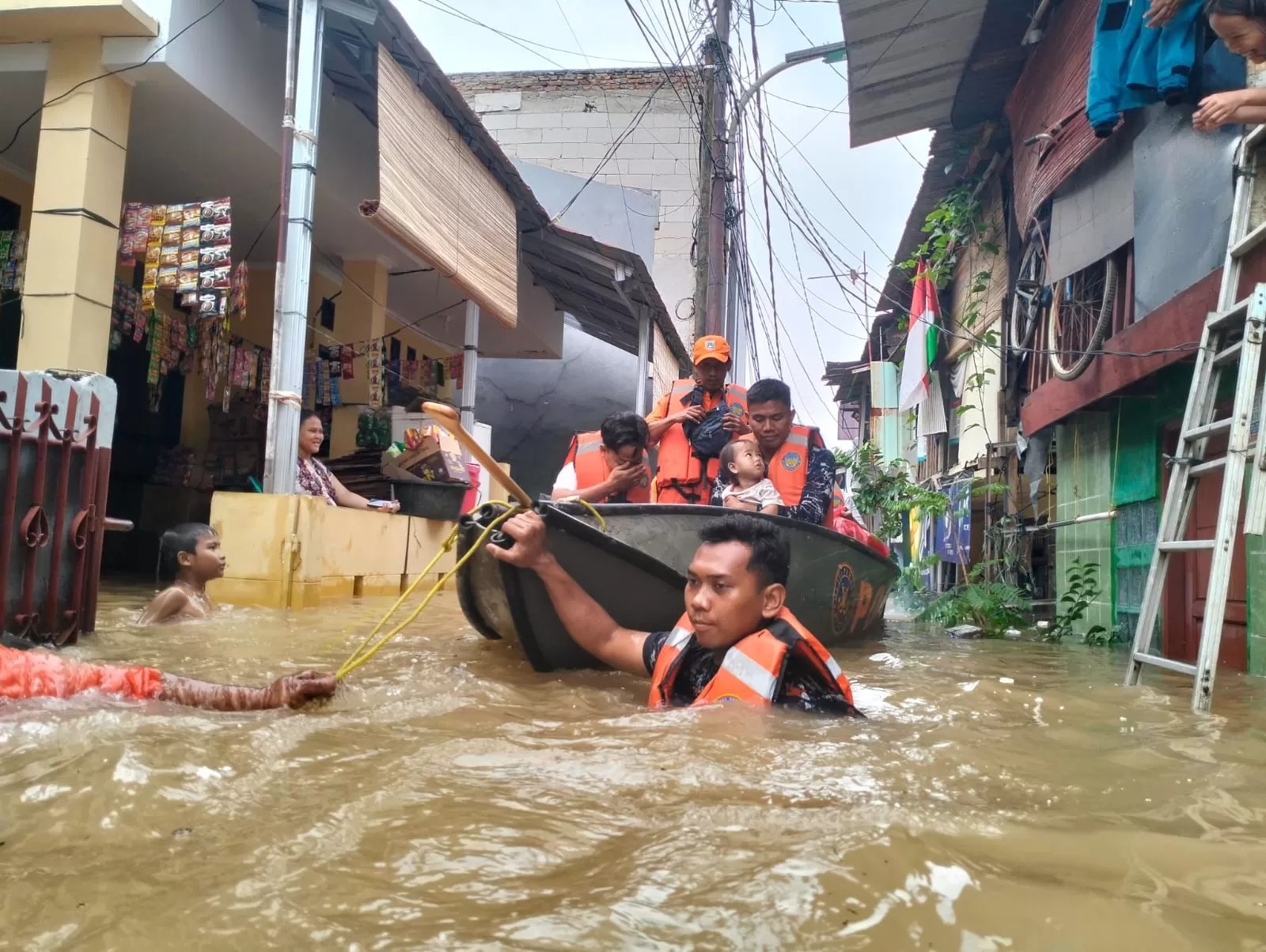 Ilustrasi Anggota Ditpolair Korpolairud Baharkam Polri, mengevakuasi warga terdampak banjir, di Bidara Cina, Jatinegara, Jakarta Timur.