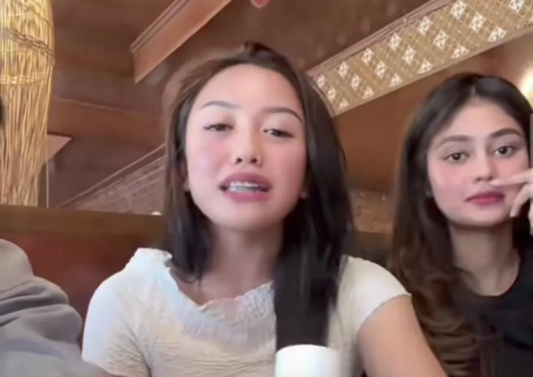 Lolly saat live perdana di TikTok.