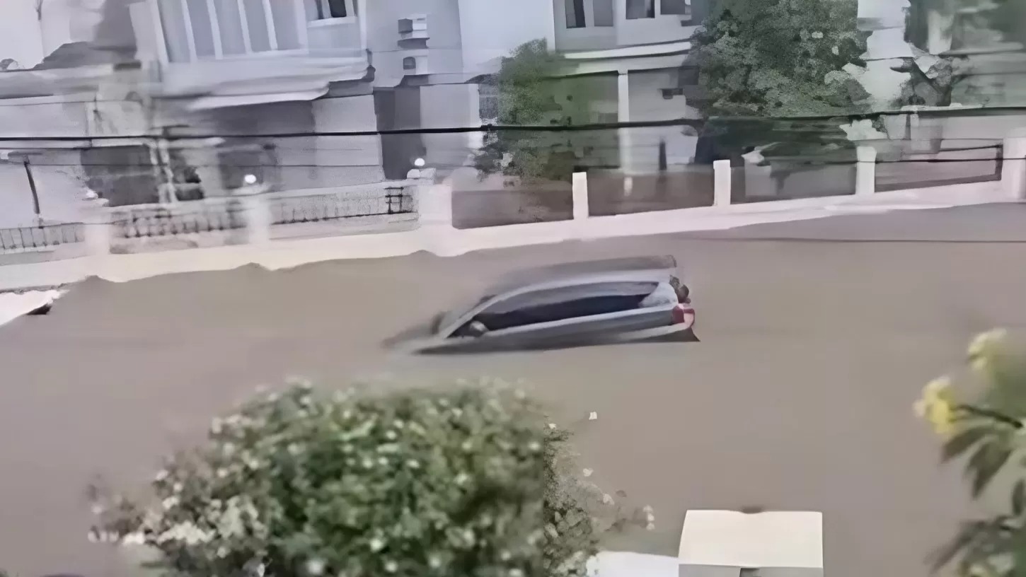 Mobil mewah di permukiman elite terbawa arus deras saat banjir melanda Kota Mataram, Nusa Tenggara Barat (NTB), Minggu sore (6/7/2025).