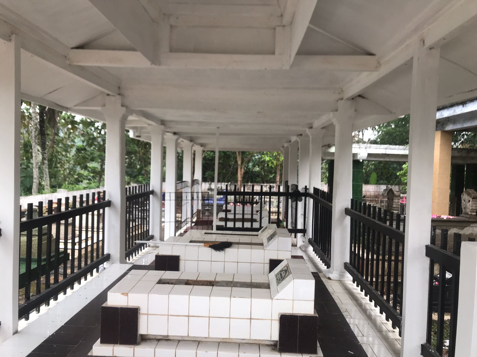 Viral Kain Jarik Muncul dari Plafon Makam di Boyolali, Warga Geger
