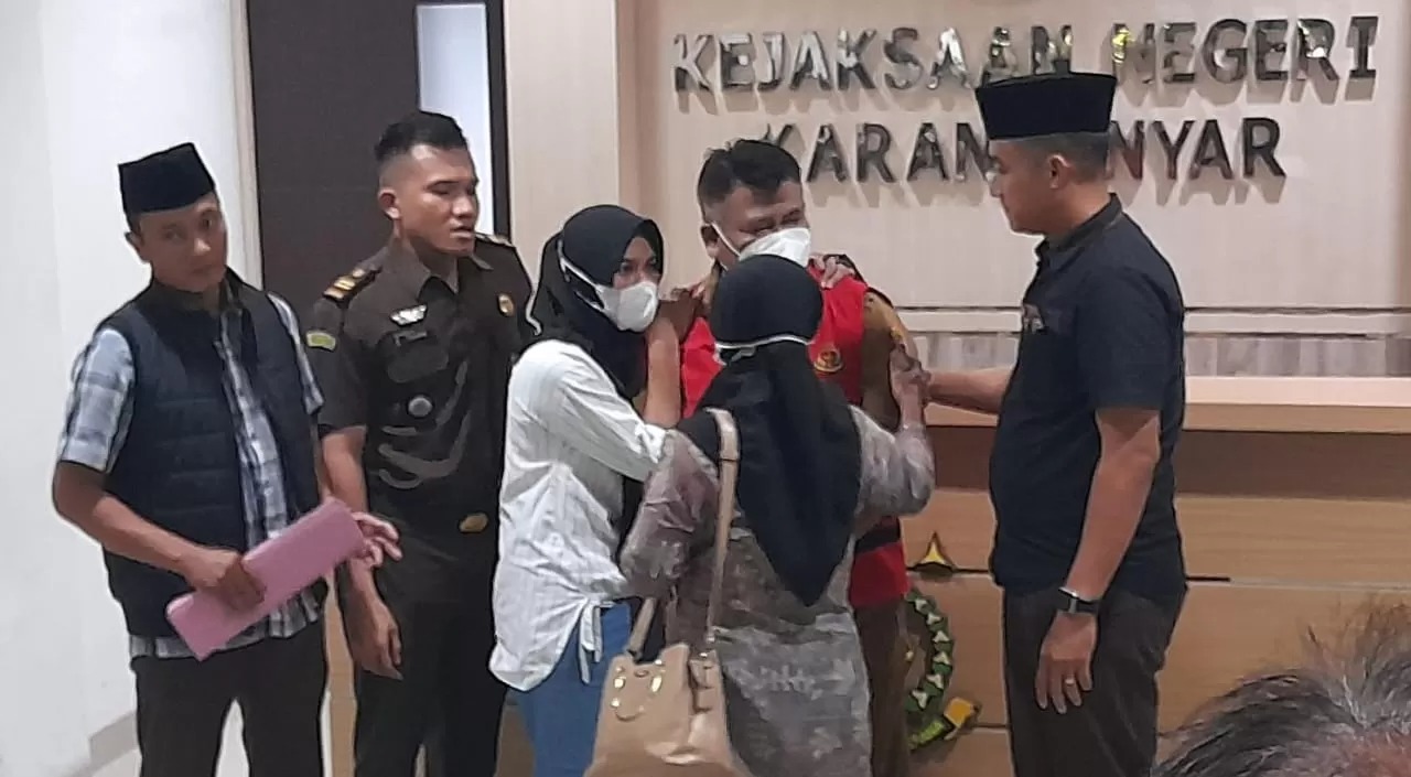 Sekdin Dispermades Karanganyar berinisial SN saat akan ditahan Kejari Karanganyar terkait kasus dugaan korupsi pembangunan Masjid Agung Madaniyah, Senin (7/7/2025) malam.