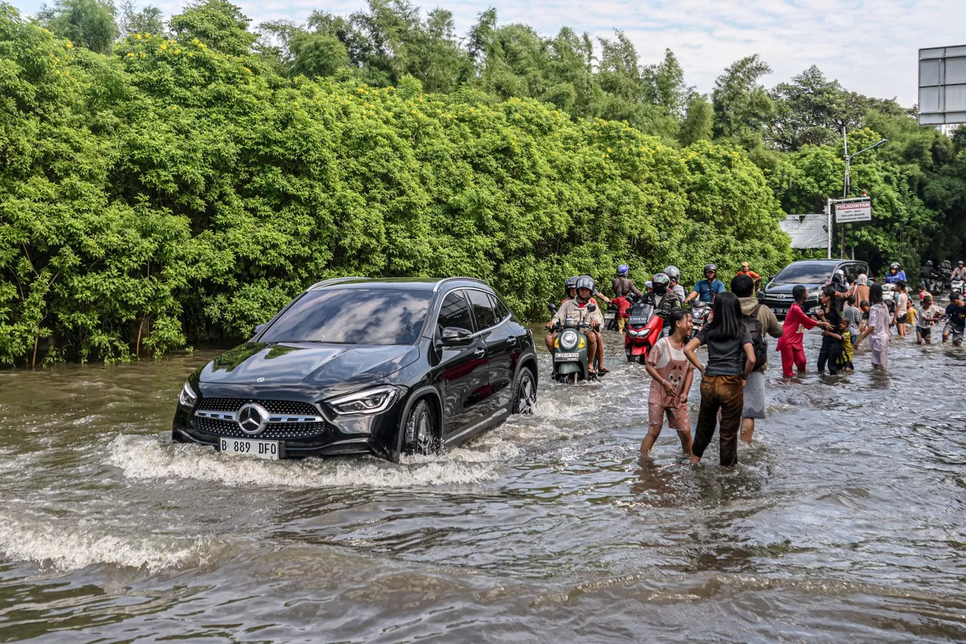 Sejumlah pengendara melintasi banjir di jalan Kembangan Selatan, Jakarta.
