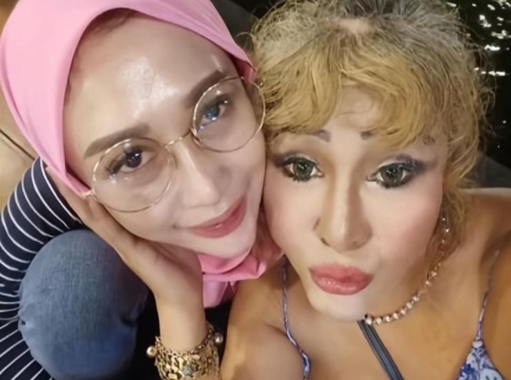 Reza Gladys dan ibunya, Netty Ratna Wulan.