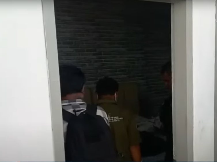 Kondisi kamar kos Arya Daru Pangayunan, diplomat muda Kemlu yang ditemukan tewas.