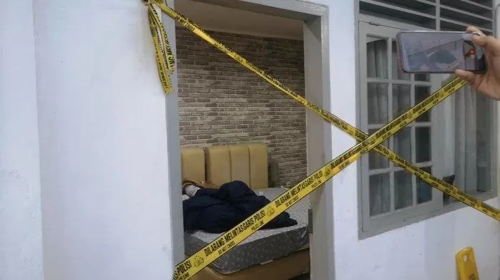Kamar kos tempat ditemukannya sosok diplomat muda Arya Daru Pangayunan.