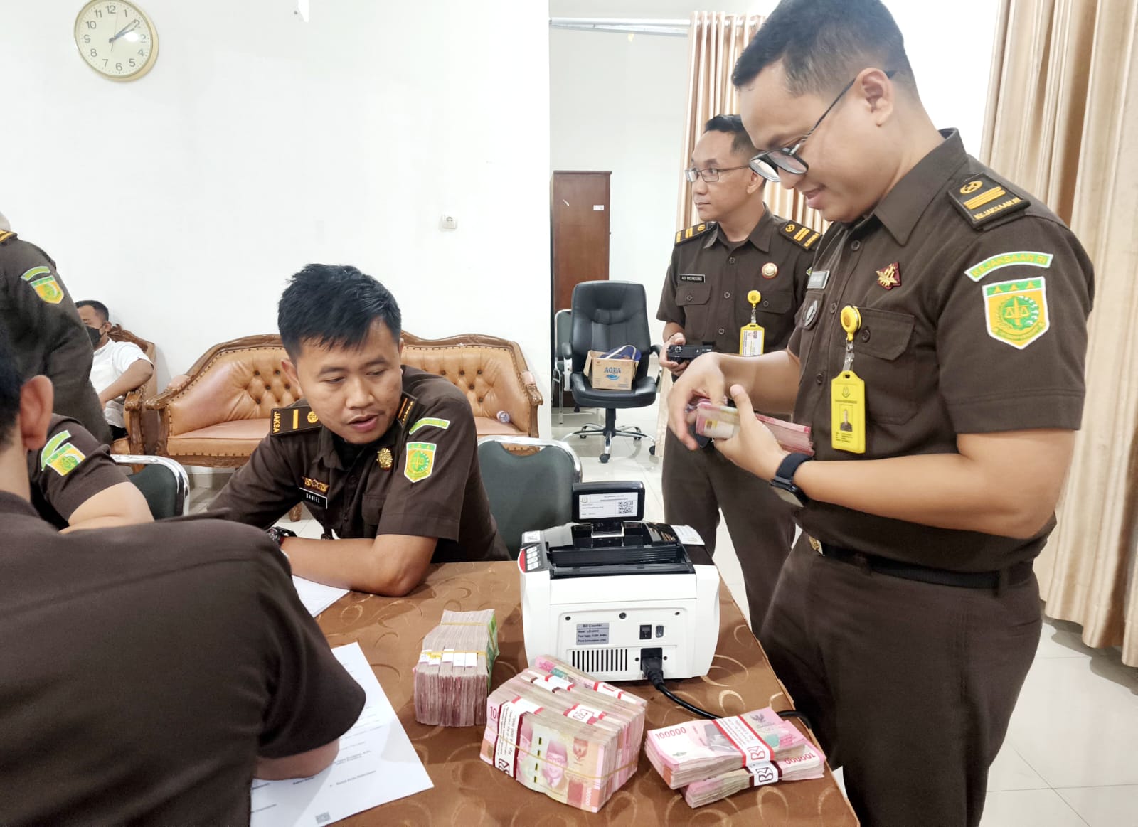 CEPAT : Kejari Karanganyar Sita Rp1 Miliar dari Tersangka Purwati
