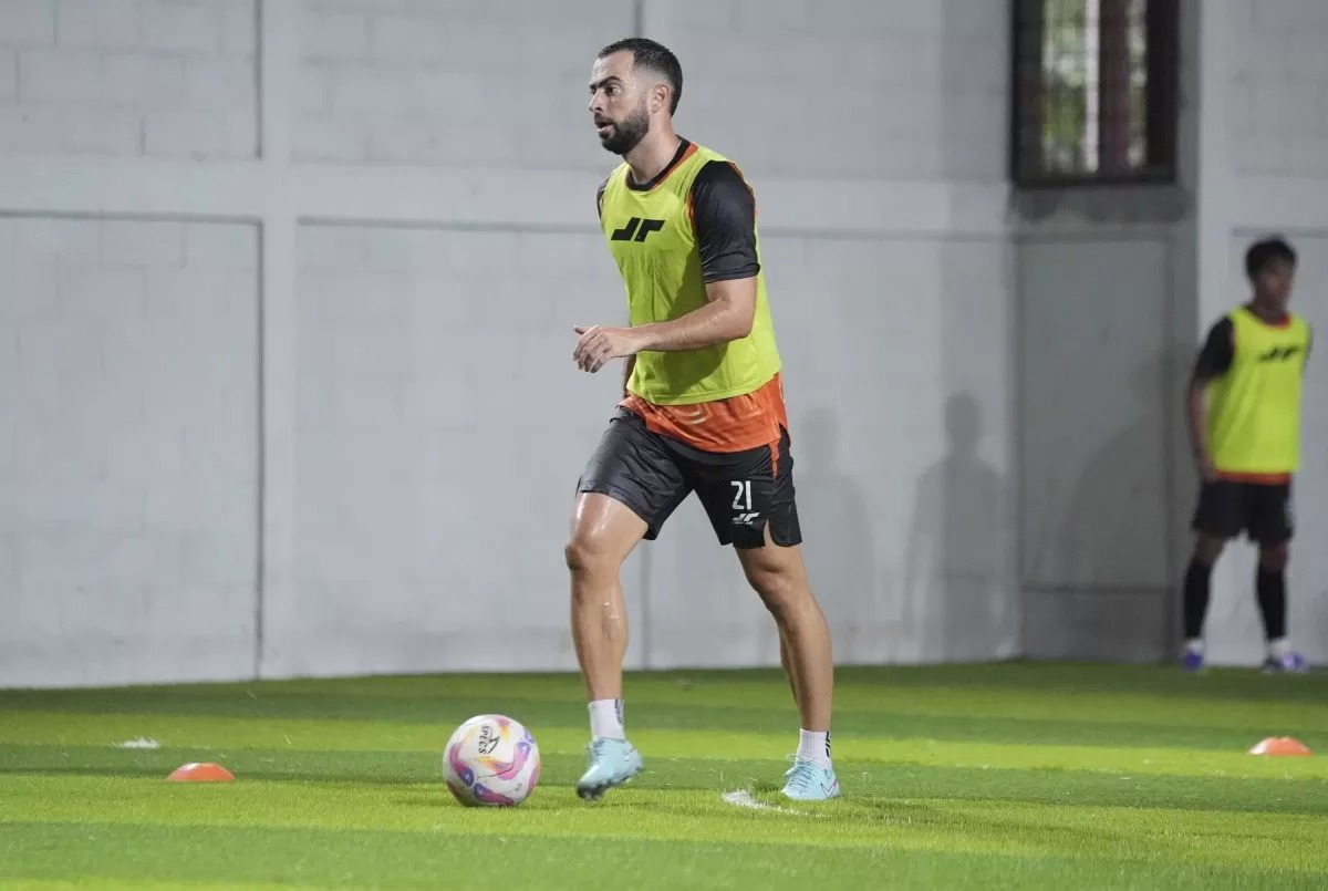 Jordi Amat berlatih bersama Persija di Depok, mengenakan jersey nomor 21.