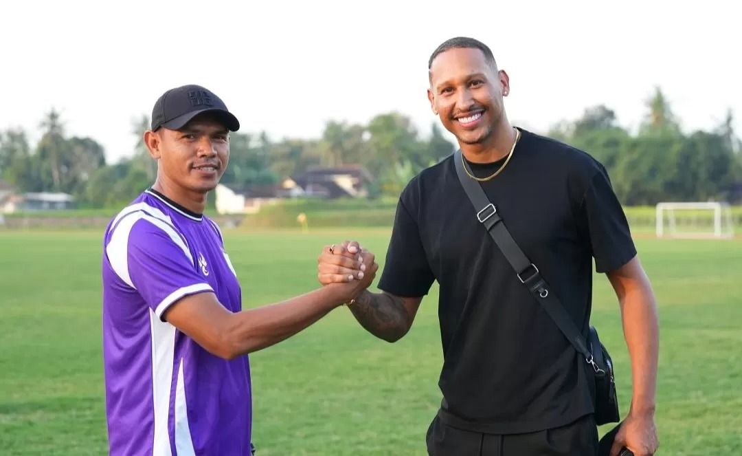 Pelatih Persipura, Ricardo Salampessy (kiri) dengan pemain baru Artur Vieira (kanan).