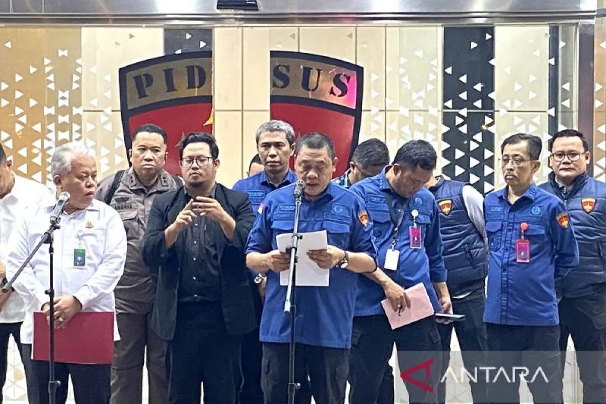 Konferensi pers penetapan sembilan tersangka baru kasus dugaan korupsi tata kelola minyak mentah dan produk kilang di Gedung Bundar Kejaksaan Agung, Jakarta, Kamis (10/7/2025) malam.