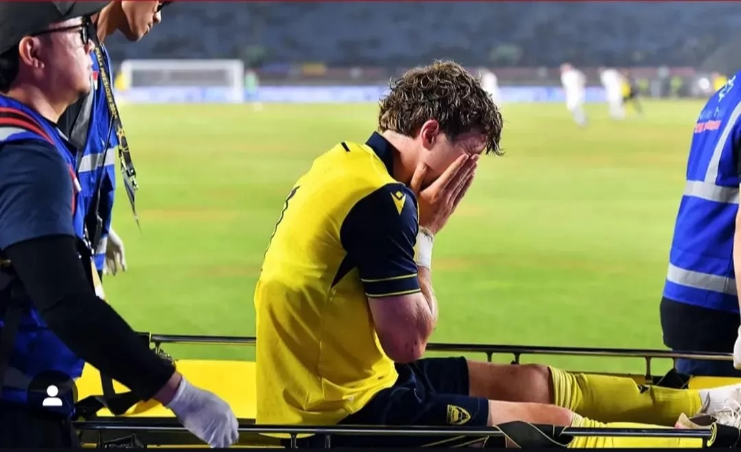 Ole Romeny cedera setelah kena tekel horor Paulinho.