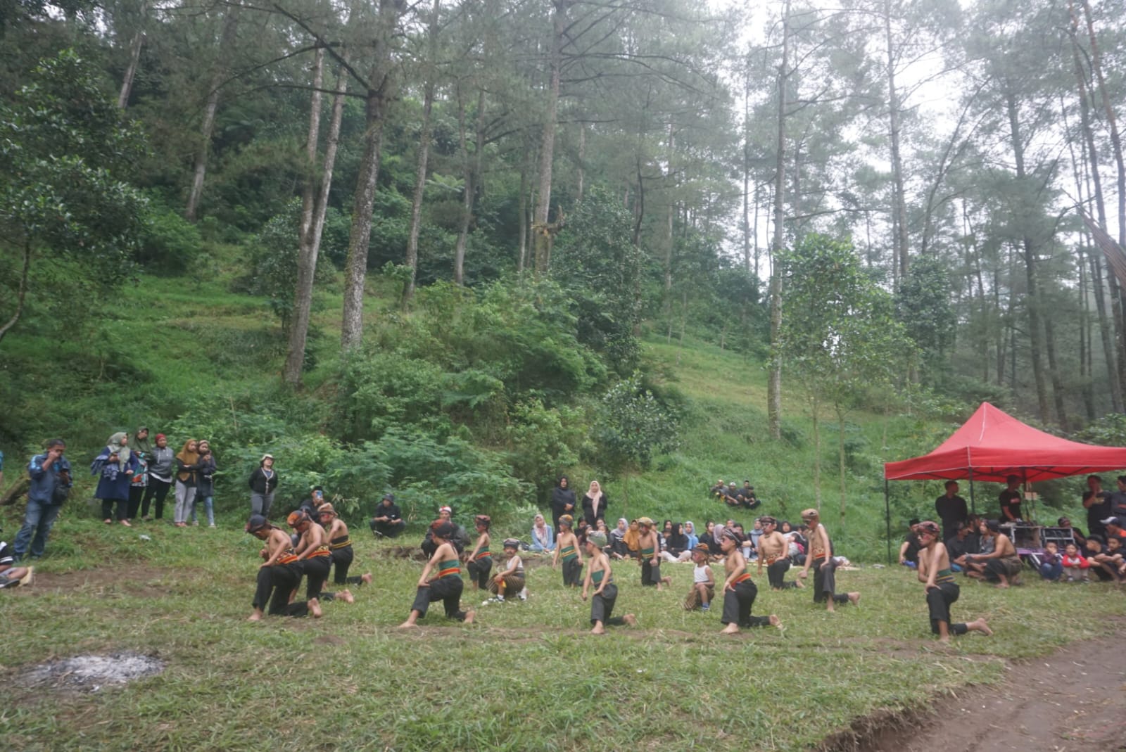 Suasana Kampung Siluman saat digunakan untuk kegiatan tradisi Kirab Pager Banyu oleh warga Desa Sidorejo, Kecamatan Kemalang, Klaten beberapa waktu lalu