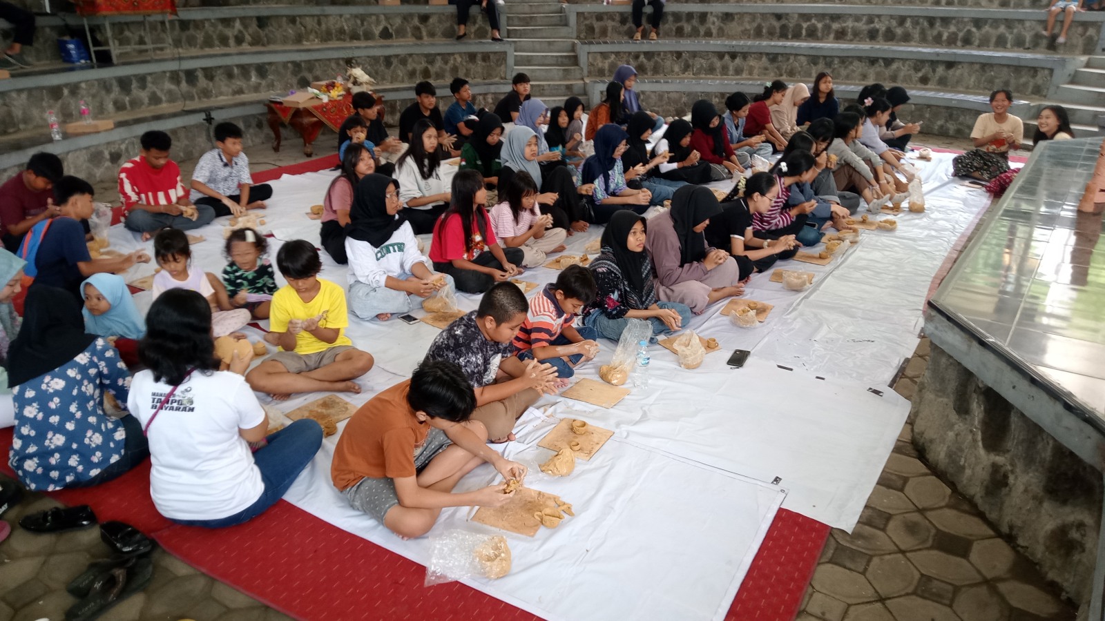 JEVA 2025 di Taman Cerdas Jebres ajak anak-anak belajar gerabah, lawan kecanduan gadget lewat edukasi budaya.