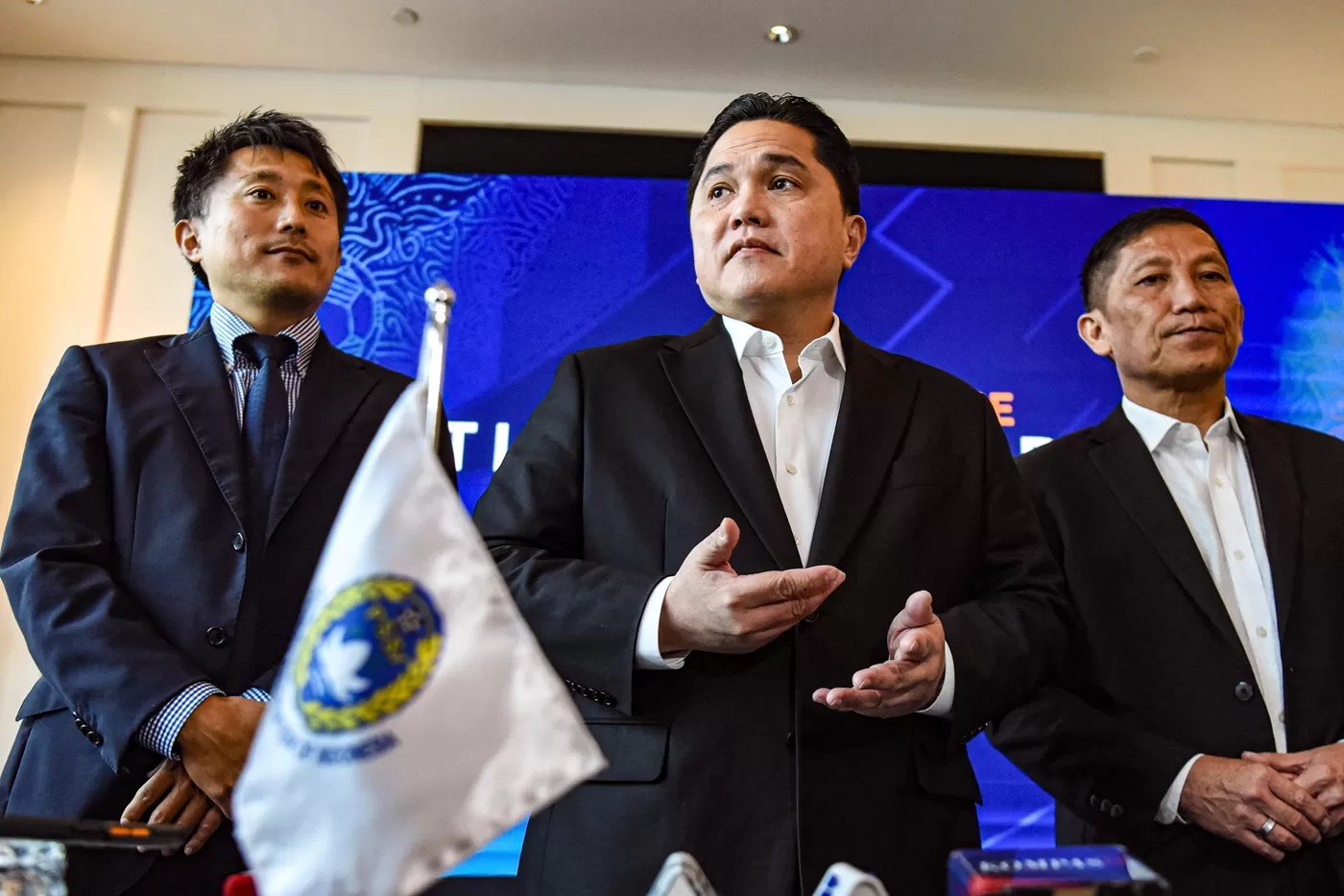 Ketua Umum PSSI Erick Thohir, Direktur Utama PT LIB Ferry Paulus dan General Manager Competition and Operation PT LIB Takeyuki Oya memberikan keterangan dalam konferensi pers di Jakarta, Senin (7/7).