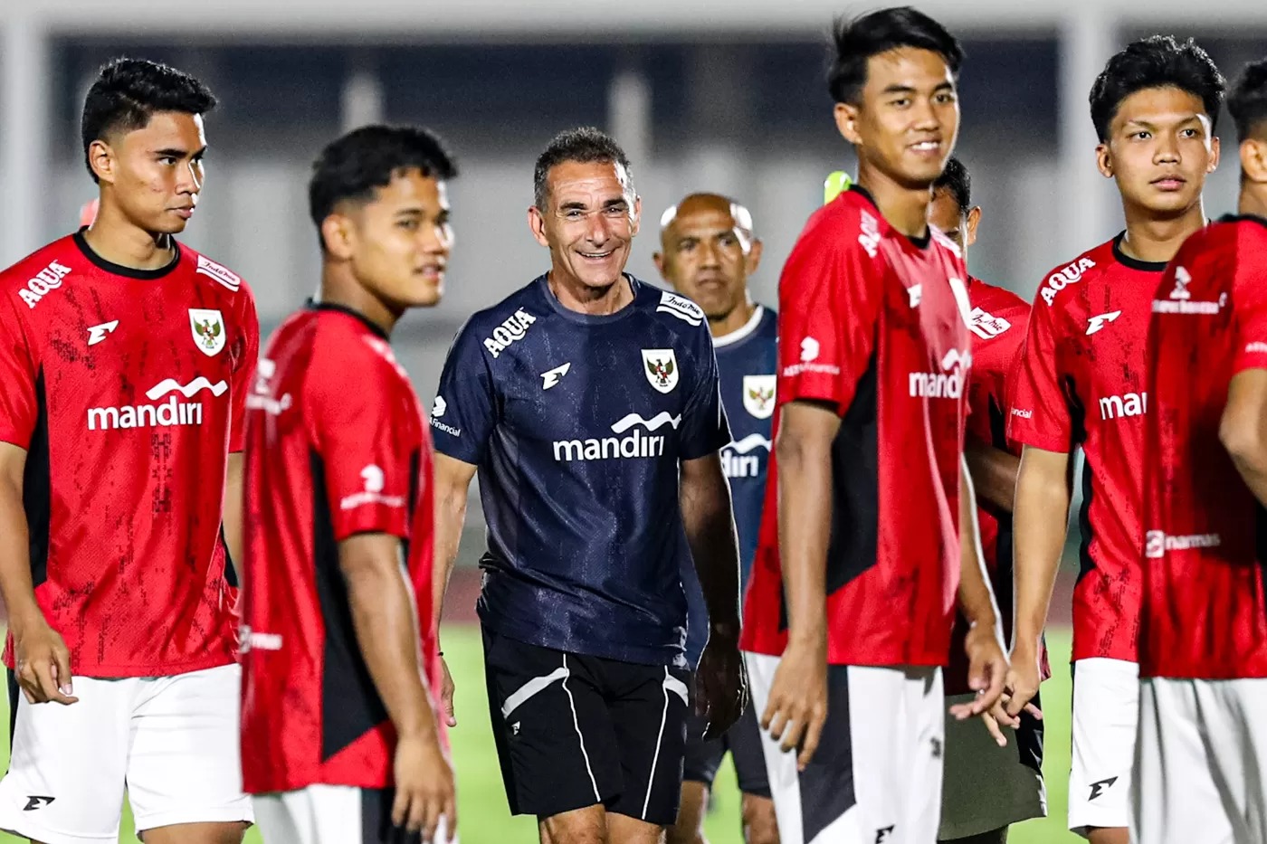 Pelatih Gerald Vanenburg Timnas Indonesia U-23 memimpin sesi latihan di Stadion Madya, Komplek Gelora Bung Karno (GBK), Jakarta, Kamis (10/7/2025).