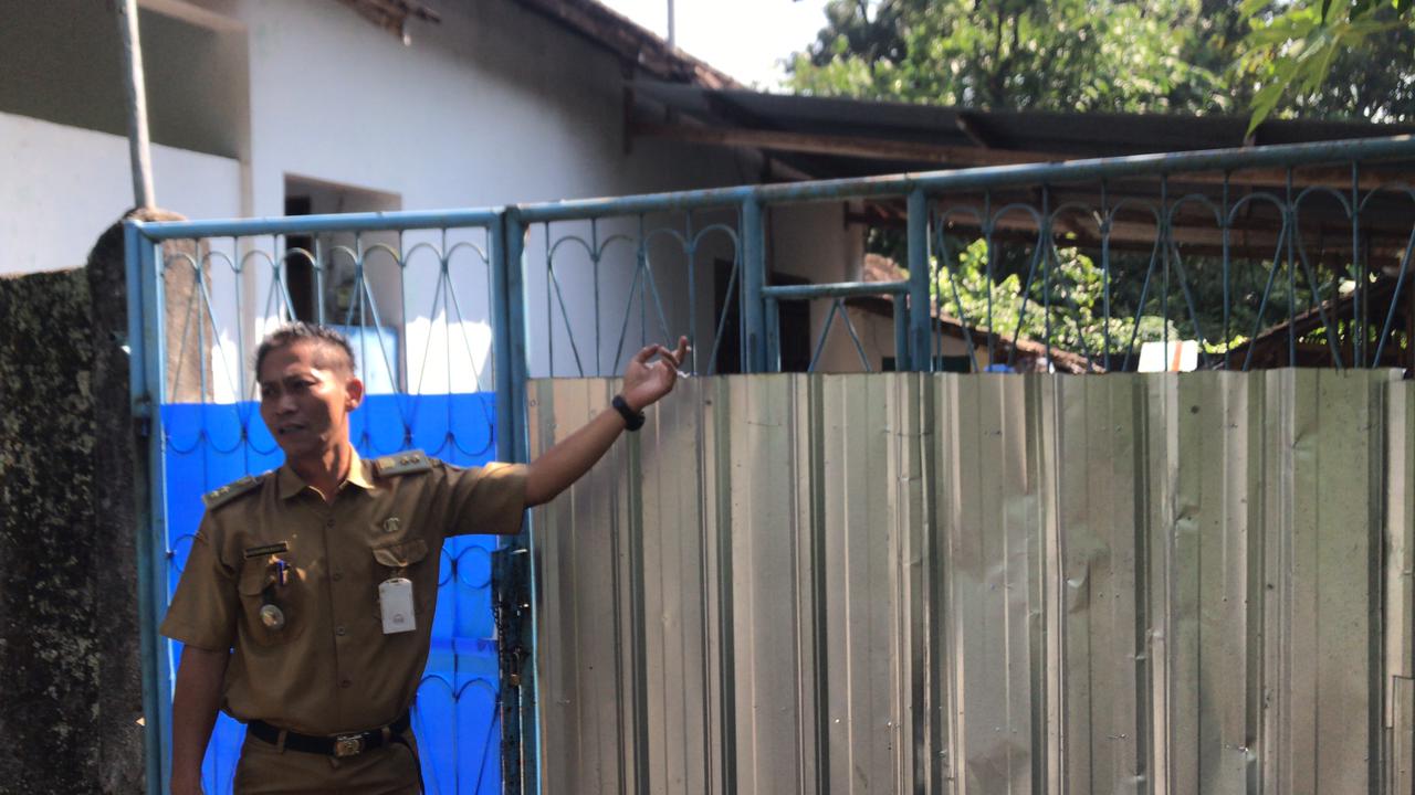 Kades Mojo, Andong, Bagus Muhammad Muksin memperlihatkan TKP 4 anak yang dirantai.