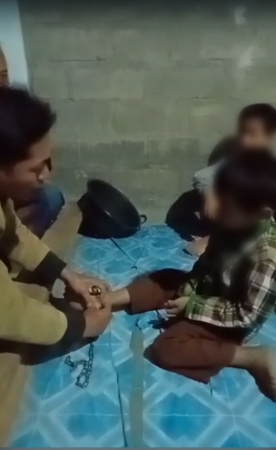 Warga Desa Mojo, Andong, Boyolali membebaskan kaki sejumlah bocah yang dirantai di rumah  Siswono Putra.