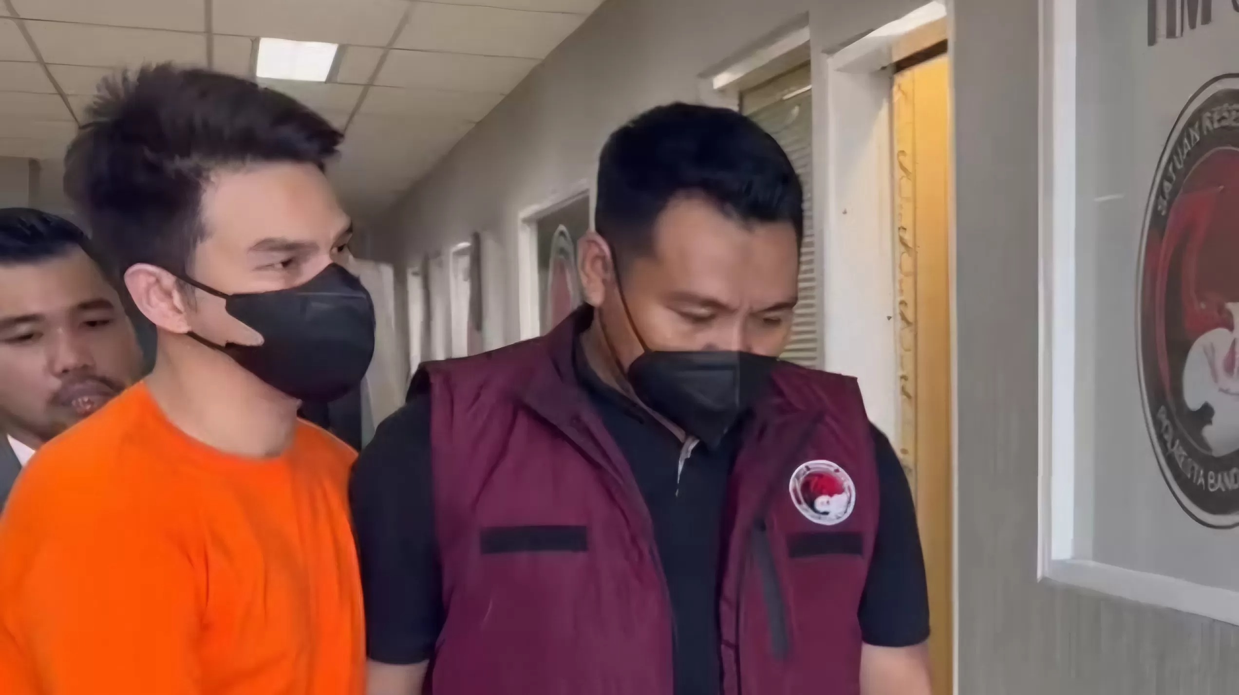 Artis Jonathan Frizzy (JF) alias Ijonk menjalani pemeriksaan di Polres Bandara Soekarno Hatta terkait kasus peredaran vape berisi obat keras. (Istimewa).