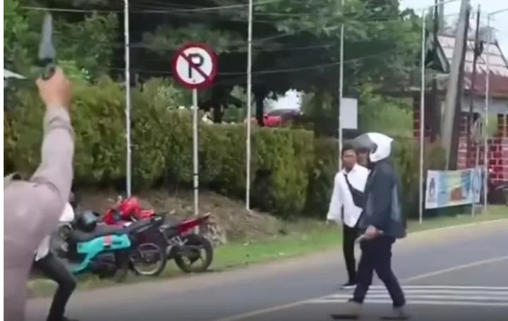 Polisi lepaskan tembakan peringatan kepada pengendara yang serang petugas dengan sajam dalam razia Operasi Patuh Nala 2025 di depan Mapolres Bengkulu Tengah, Senin pagi (14/7/2025).