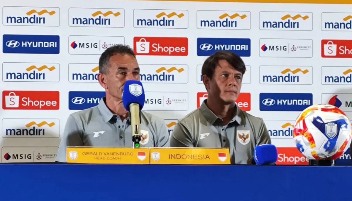 Pelatih Timnas Indonesia U-23, Gerald Vanenburg (kiri), memastikan Marselino Ferdinan dan Rafael Struick tak masuk skuad untuk Piala AFF U-23 2025.