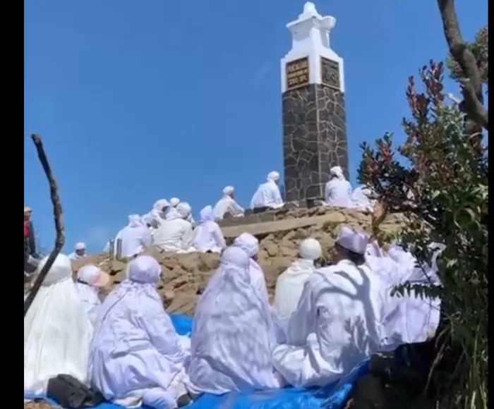 Viral sekolompok orang berpakaian serba putih lakukan ritual di Gunung Lawu.