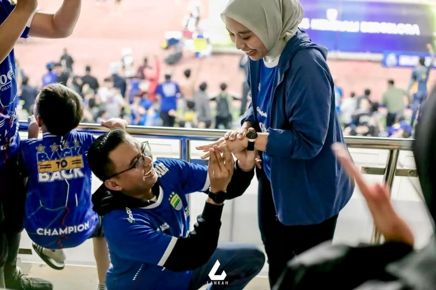 Momen saat Maula Akbar Mulyadi Putra melamar Putri Karlina di Stadion Gelora Bandung Lautan Api (GBLA), Kota Bandung, Jawa Barat, pada 9 Mei 2025 lalu.