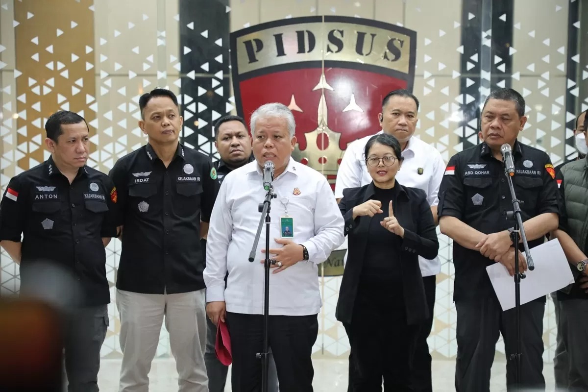 Pengumuman tersangka kasus dugaan korupsi laptop Chromebook oleh Kejagung. Salah satu tersangka kini menjadi DPO.