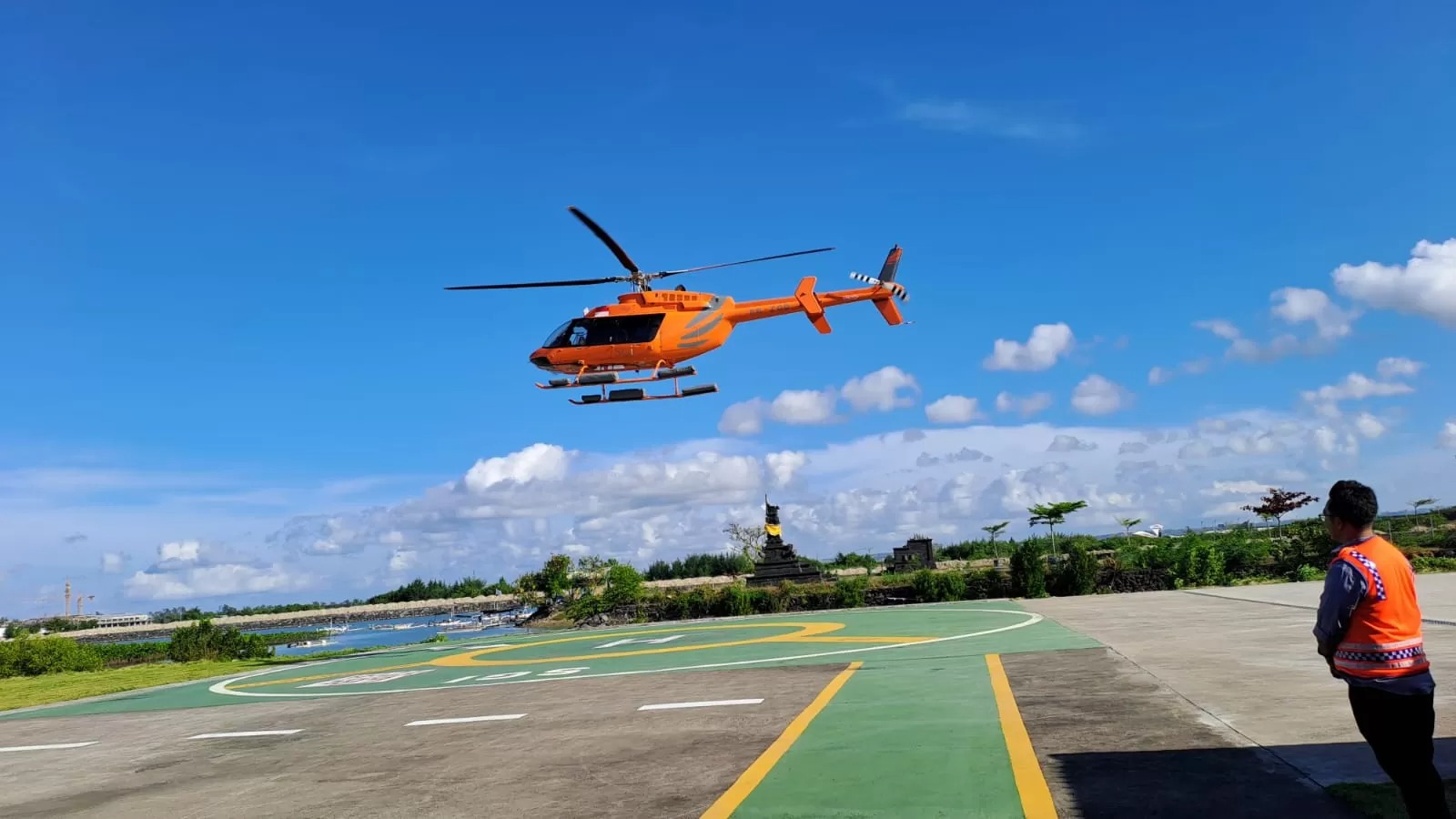 Helikopter milik SGi Air Bali bertolak dari Bali ke Gunung Rinjani, NTB, untuk mengevakuasi pendaki asal Belanda yang jatuh dalam pendakian pada Kamis (17/7/2025).