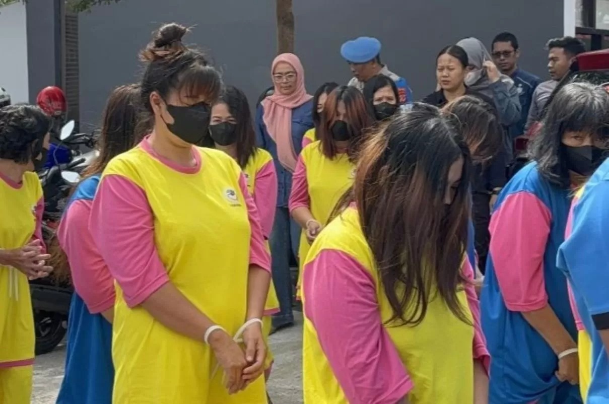 Sebanyak 13 tersangka kasus dugaan perdagangan bayi ke Singapura saat digiring di Mapolda Jawa Barat, Kota Bandung, Kamis (17/7/2025).