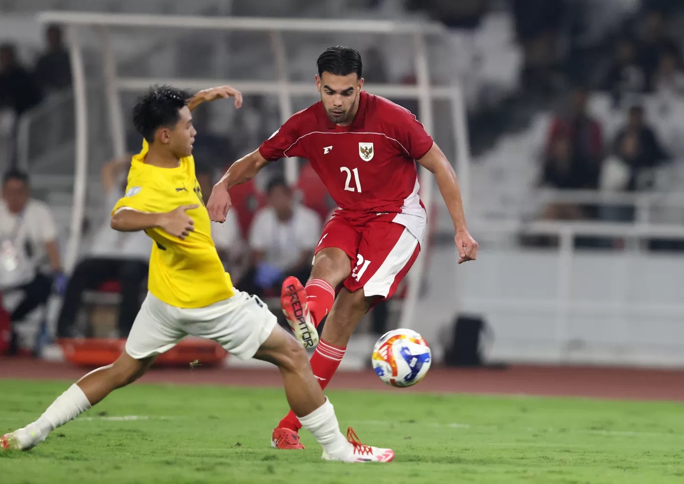 Jens Raven dikawal pemain Timnas U23 Brunei Darussalam dalam pertandingan penyisihan Grup A Piala AFF U-23 2025 di Stadion Utama Gelora Bung Karno (SUGBK), Senayan, Jakarta, Selasa (15/7/2025).