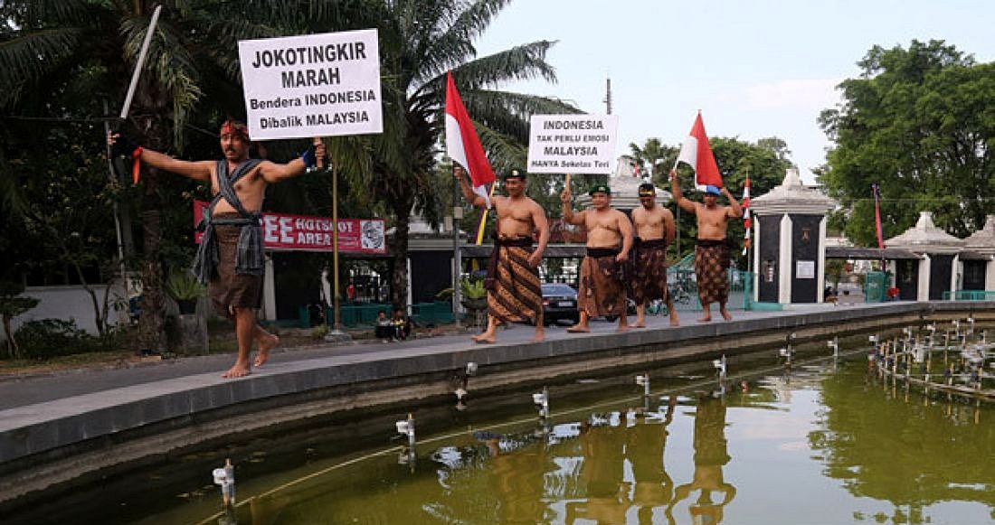 Partika Subagyo Lelono atau akrab disapa Kopral Bagyo (depan) saat menggelar aksi protes terbaliknya Bendera Indonesia di buku souvenir Sea Games 2017.