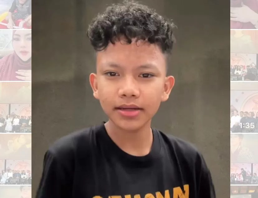 Penyanyi Farel Prayoga sudah datang ke Polresta Banyuwangi untuk menjenguk ayahnya yang ditahan di sana atas kasus judi online.