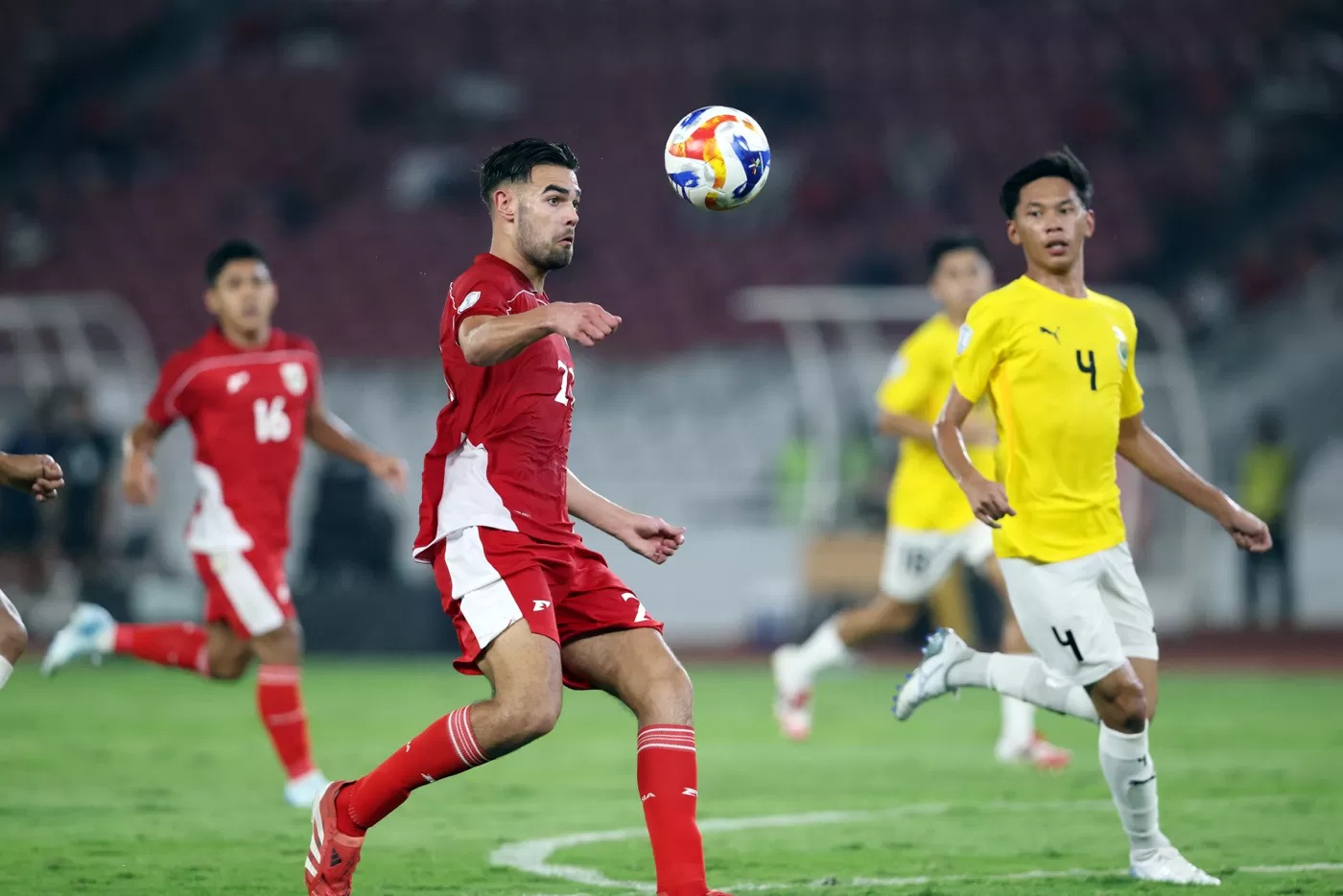 Jens Raven dikawal pemain Timnas U23 Brunei Darussalam dalam pertandingan penyisihan Grup A Piala AFF U-23 2025 di Stadion Utama Gelora Bung Karno (SUGBK), Senayan, Jakarta, Selasa (15/7/2025).