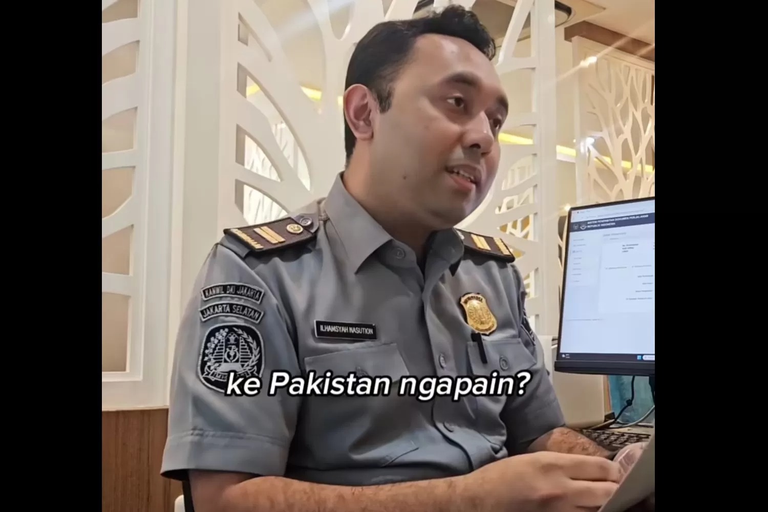 Petugas Imigrasi Jakarta Selatan mewawancarai perempuan yang diduga calon korban love scamming WN Pakistan.