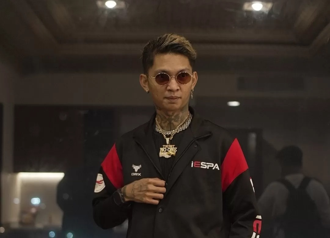 Young Lex emosional setelah mendengar pengakuan Erika Carlina hamil di luar nikah. Dia menyerang pria yang menghamilinya.