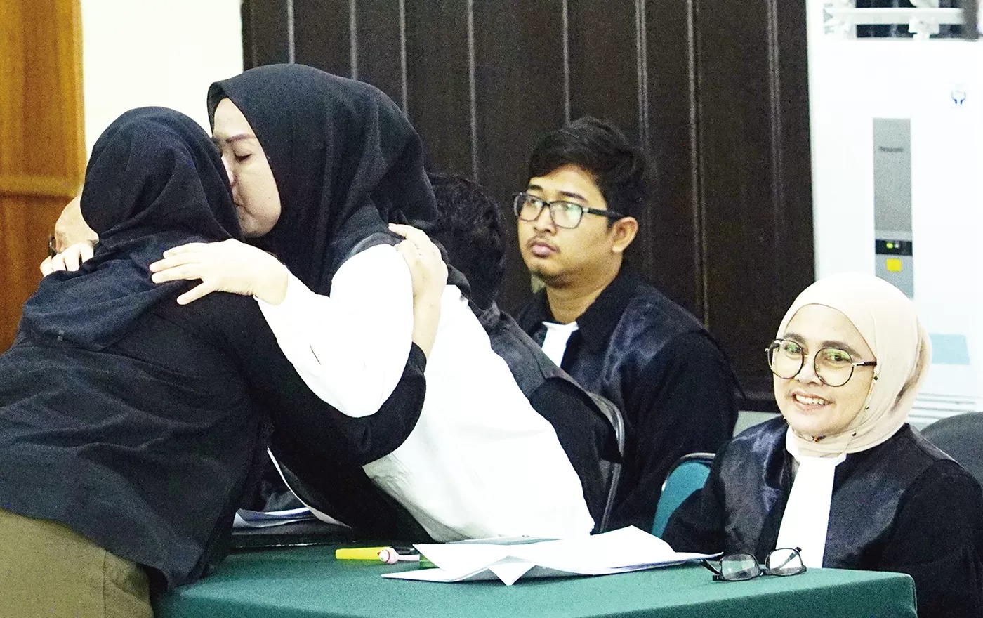 Terdakwa Novin Karmila (dua kiri) memeluk sang anak Nadia Rovin Putri (kiri) yang baru selesai memberikan keterangan sebagai saksi dalam dugaan kasus korupsi mantan pejabat Pemko Pekanbaru.