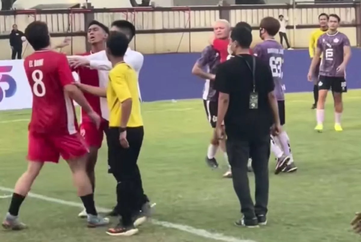 Syamsir Alam dan El Rumi nyaris berantem di lapangan bola.