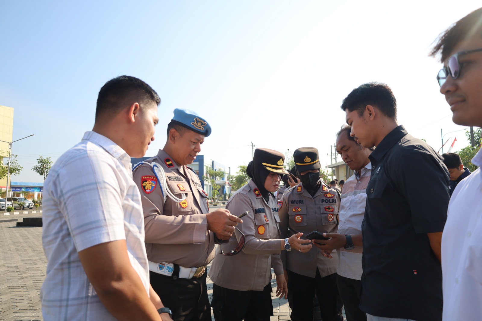 Polres Sukoharjo lakukan pemeriksaan ponsel seluruh personel di Lapangan Presisi Mapolres Sukoharjo, Selasa (22/7). Ini digelar untuk memastikan tak ada anggota yang terlibat dalam praktik judi online