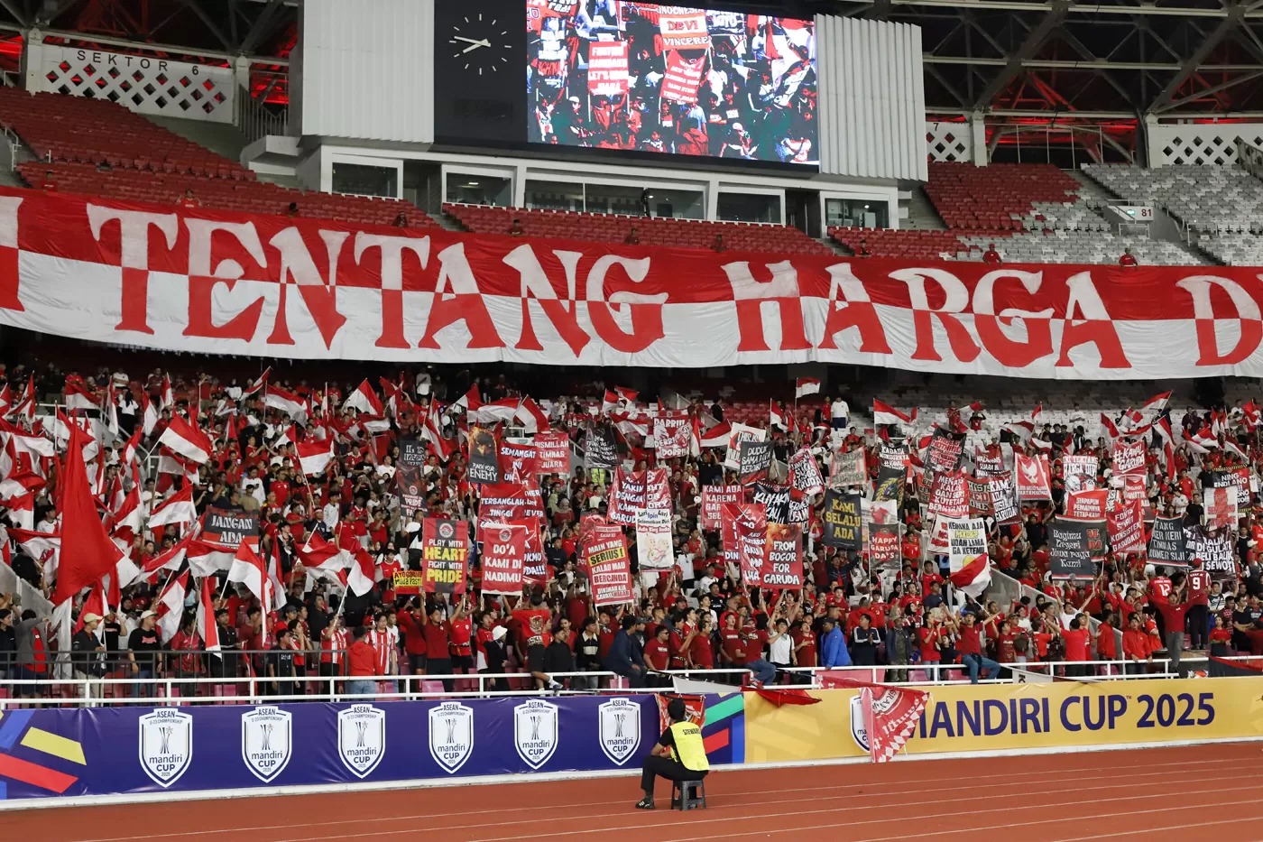 Suporter Indonesia memberikan dukungan saat Timnas U-23 Indonesia melawan Malaysia dalam pertandingan penyisihan Grup A Piala AFF U-23 2025 di Stadion Utama Gelora Bung Karno (SUGBK), Senayan.