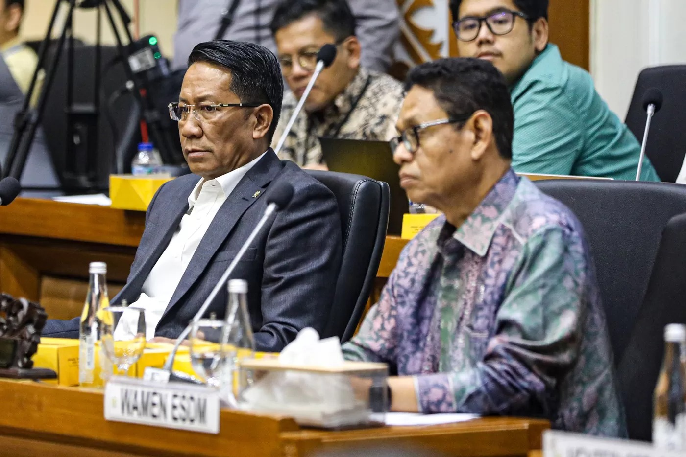 Menteri Hukum Supratman Andi Agtas (kiri) dan Wakil Menteri ESDM Yuliot Tanjung (kanan) mengikuti rapat kerja bersama Baleg DPR di Kompleks Parlemen, Senayan, Jakarta, Selasa (11/2/2025).