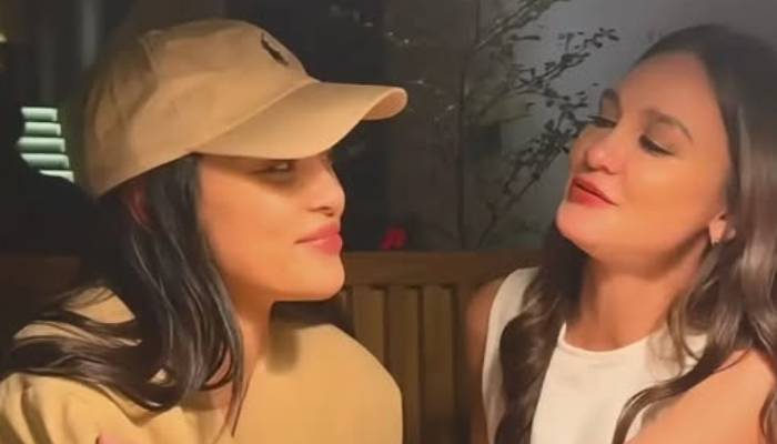 Luna Maya dan Erika Carlina.