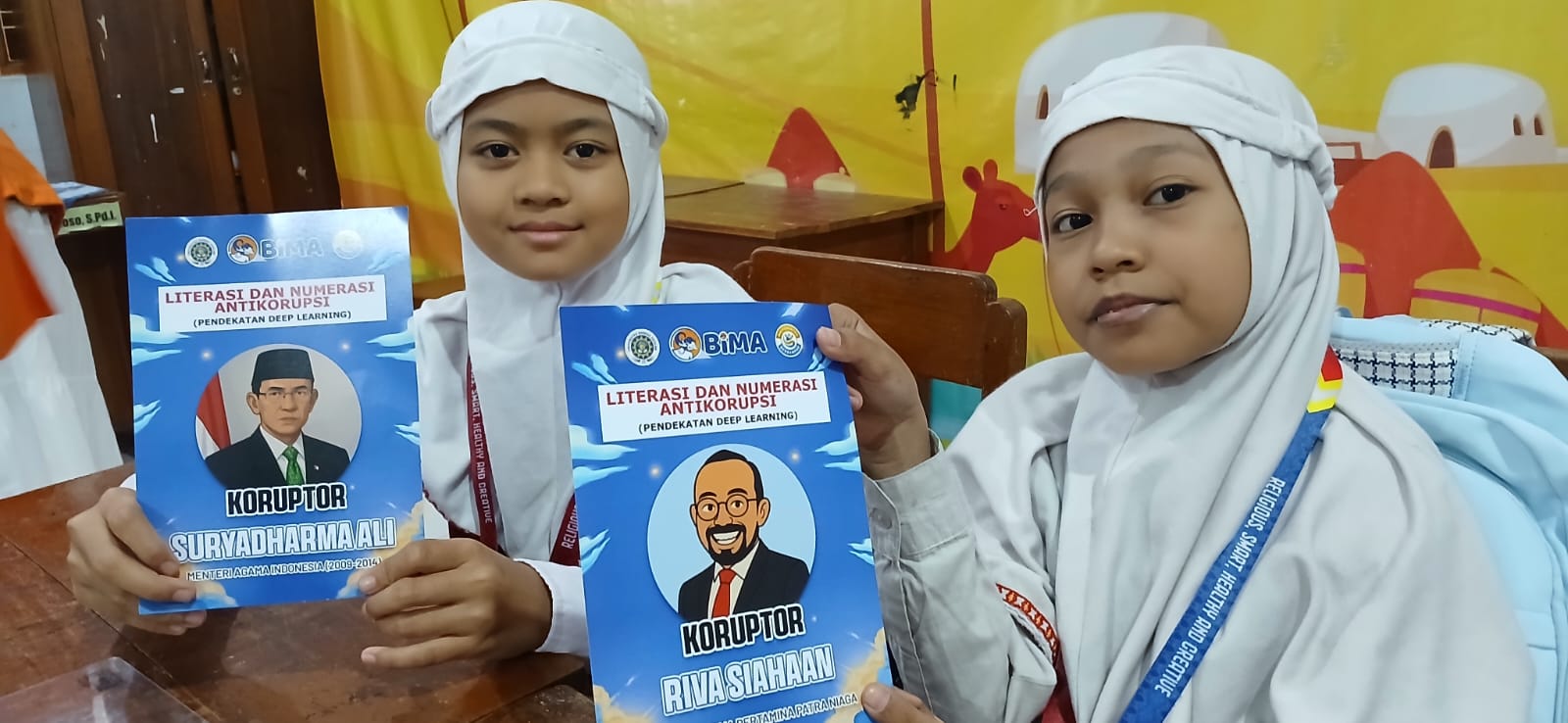 Siswa SD Muhammadiyah 1 Ketelan menunjukkan buku literasi antikorupsi.