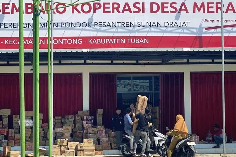 Koperasi Desa Merah Putih (KDMP) di Desa Pucangan, Kecamatan Montong, Kabupaten Tuban, mendadak tutup hanya sehari setelah diresmikan, Selasa (22/7/2025)..
