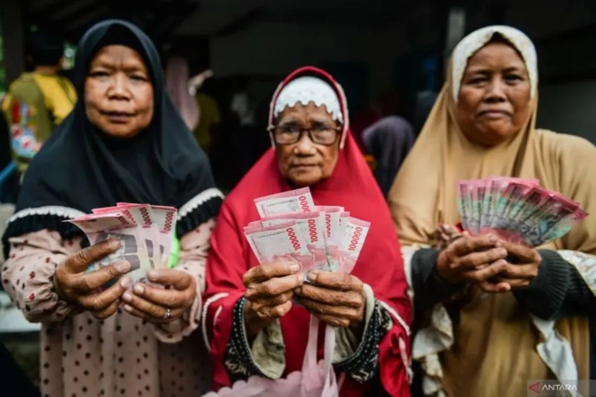 Ilustrasi - Masyarakat penerima bantuan sosial program keluarga harapan atau PKH.