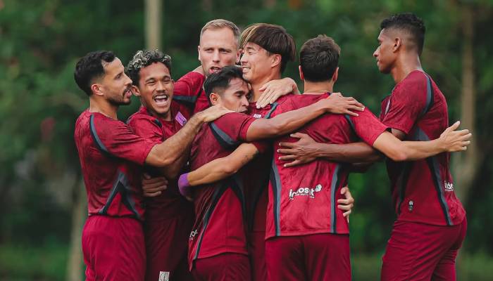 Skuad Persis Solo Merayakan Gol Kodai Tanaka di Laga Uji Coba Lawan Malut United.
