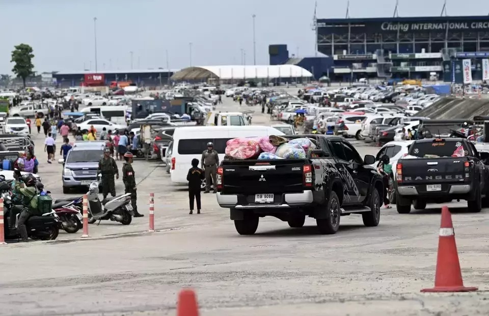 Sirkuit MotoGP Chang di Buri Ram, Thailand yang biasanya menjadi arena balap internasional kini berubah drastis fungsinya menjadi lokasi pengungsian.