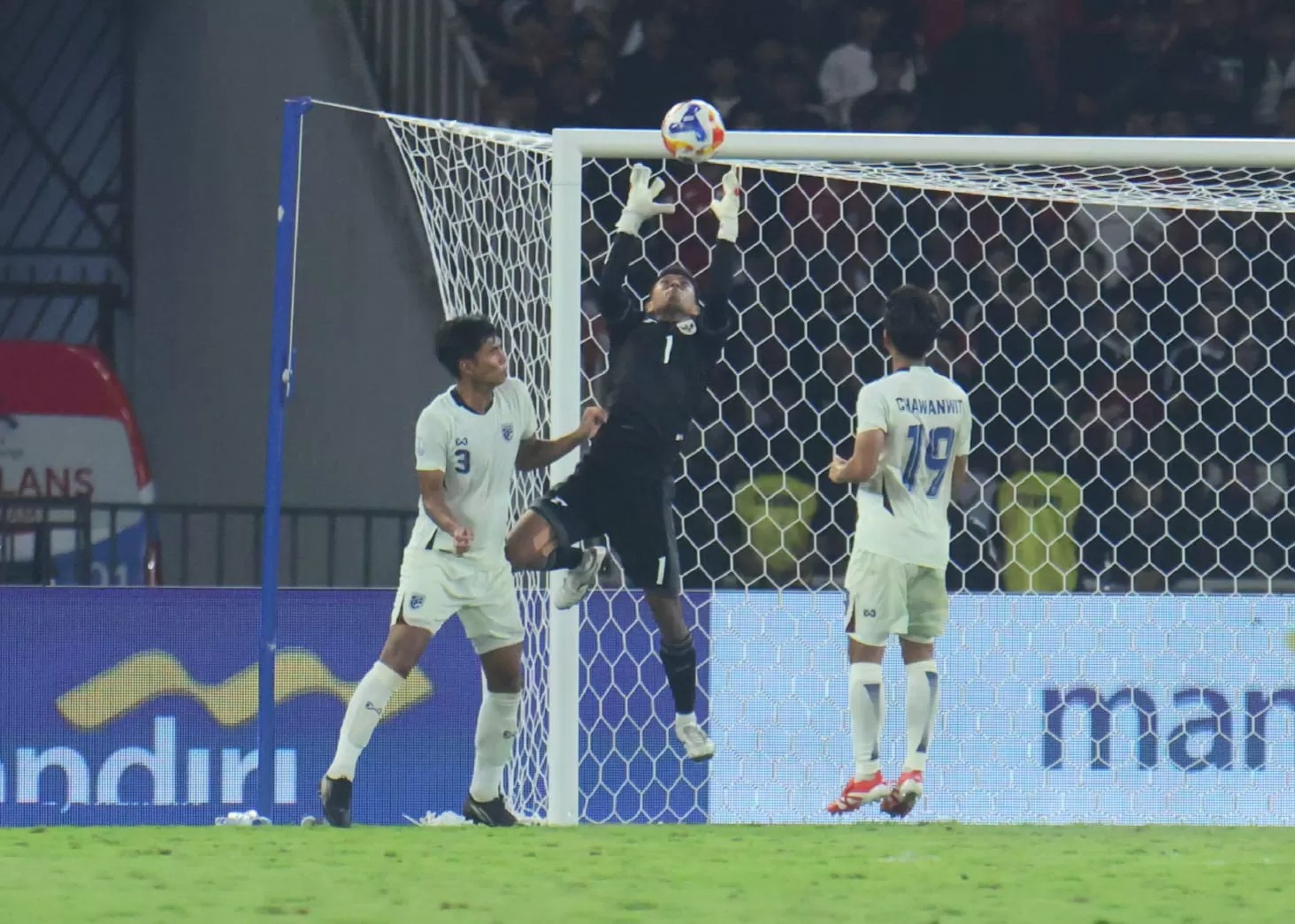 Kiper Timnas Indonesia U-23 Muhammad Ardiansyah melakukan penyelamatan saat melawan Thailand pada semifinal Piala AFF U-23 2025 di SUGBK, Senayan, Jakarta, Jumat (25/7/2025).
